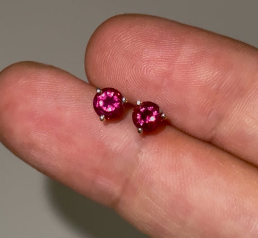 Mahenge Garnet 3 prong 14kt gold earrings!